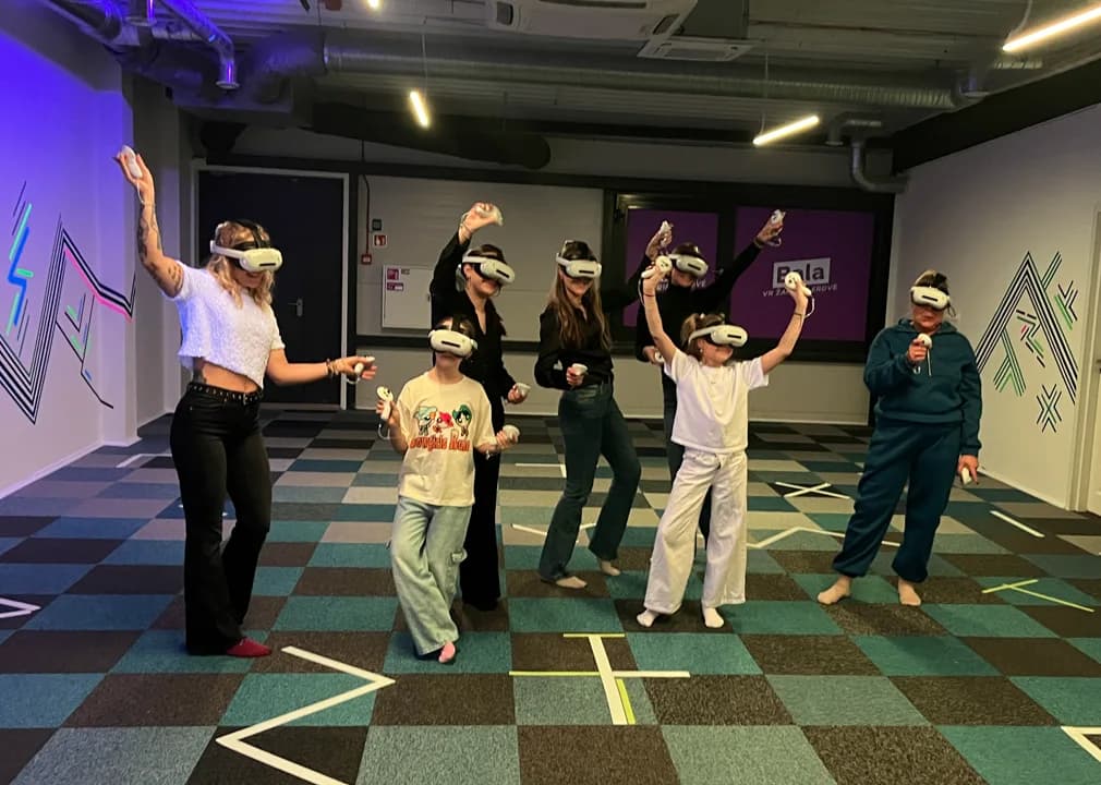 Kolektyvas žaidžia VR žaidimus BALA VR erdvėje