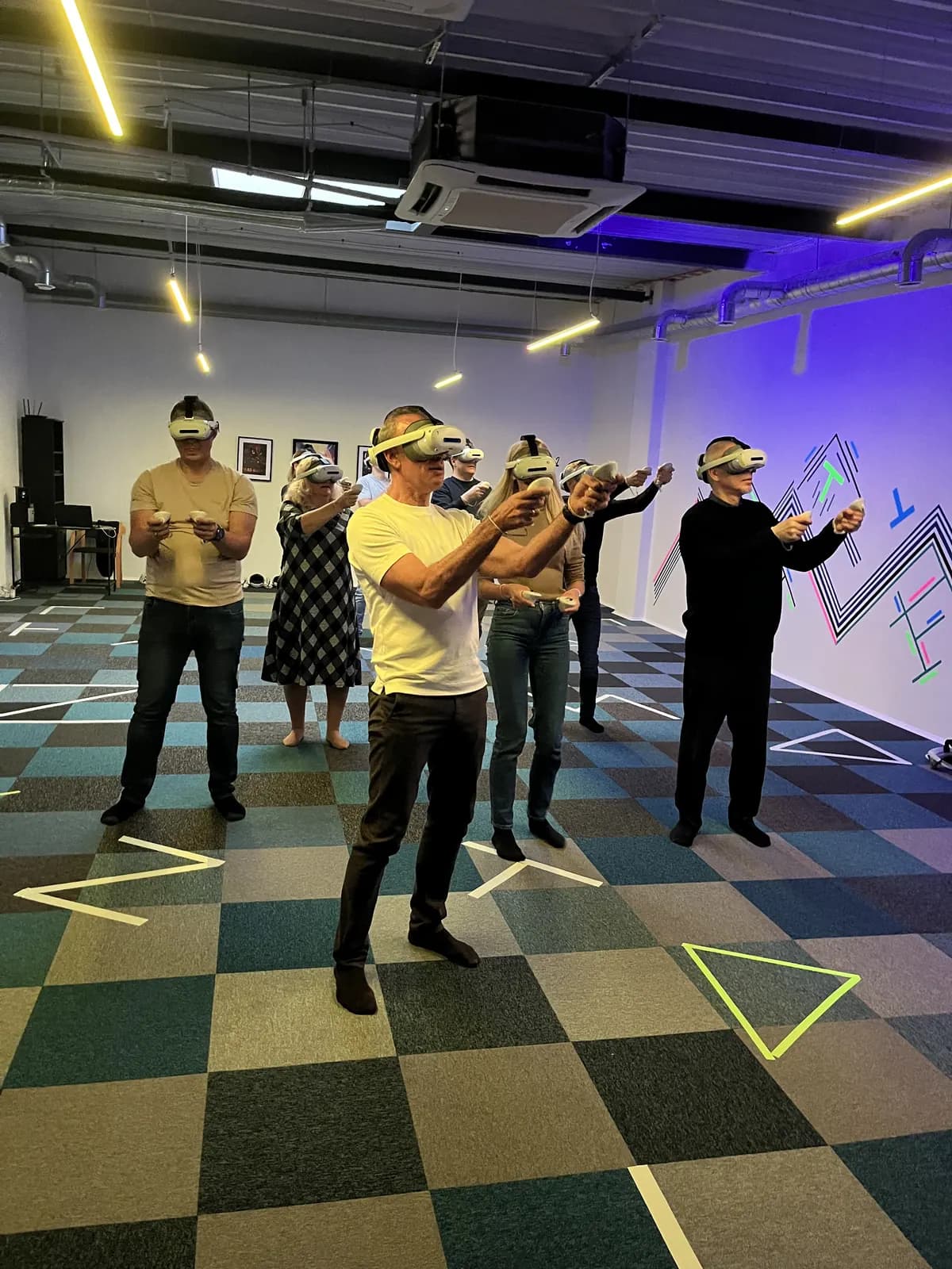 Kolektyvas žaidžia VR žaidimą BALA VR erdvėje Klaipėdoje